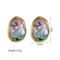Detalle de pendientes ovalados de nácar en marco dorado de 3 cm de alto y 2,2 cm de ancho - Concha de abulón