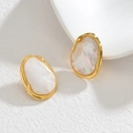 Pendientes geométricos ovalados de nácar con bordes de metal bañados en oro de 18k - Concha Blanca