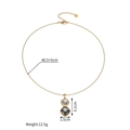 Dettaglio della collana con sfere oro 18k con pendenti geometrici e targhetta S.Steel - Oro