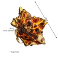 Detalle de anillo de flor de resina ámbar de 5,4 cm con cuentas doradas - Flor de Pétalos Grandes Multicapa