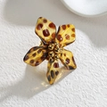Anillo abierto de flor en resina de leopardo vintage con detalle dorado en fondo blanco - Flor de cinco pétalos