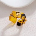 Retro-Ring aus Schildpatt-Harz mit goldenem Herz und Perlen auf weißem Stein - Braun