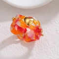 Modischer Harzring mit Leopardenmarmorierung, goldenem Herz und breitem offenem Design - Rot