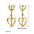 Detalle macro de los pendientes de corazón hueco bañados en oro de 18k con dimensiones - Dorado