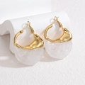 Französische Vintage-Ohrringe, geometrisch, Gold und Creme, mit Harz auf Stein - Weiß