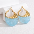 Vintage Ohrringe aus goldenem Lava-Metall und blauem Harz auf weißem Ständer - Seeblau