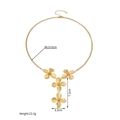 Primer plano del collar con colgante de flor en oro de 18k con dimensiones detalladas - Dorado