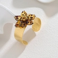 Bracciale rigido aperto dorato con fiore in resina leopardata e finitura in metallo - Fiore a Sei Petali Appuntiti