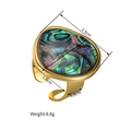 Nahaufnahme eines goldenen Rings mit Abalone-Muschel-Inlay und Größenangaben im Bild - Abalone-Muschel