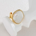Minimalistischer 18k Goldring mit unregelmäßiger Perlmutt-Einlage auf weißem Sockel - Weiße Muschel