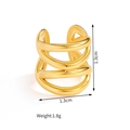 Detalle del pendiente de oreja dorado con dimensiones de 1,3 cm y peso de 1,8 g indicado - Dorado