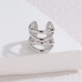 Ear cuff geométrico plateado multicapa sobre base de piedra blanca elegante - Color Acero