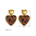 Vue détaillée des dimensions et du poids des boucles d'oreilles cœur léopard en or 18k - Marron