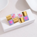 Schicke 18k vergoldete quadratische Ohrstecker mit Blumen und Herz Schachbrettmuster - Lila