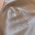 Elegante lange Quasten-Ohrhänger mit funkelnden Strasssteinen auf Champagner-Seide - 24K / Silber