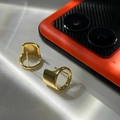 Nahaufnahme von polierten 24K vergoldeten Messing-Ohrringen im minimalistischen Design - 24K Vergoldet / Gold