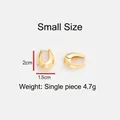 Dettaglio macro con dimensioni e peso di orecchini a cerchio a U dorati ed eleganti - Piccolo / Oro
