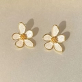 Edle vergoldete Blumen-Ohrstecker mit Perlmutt-Blütenblättern und 925er Silberstiften - Gold