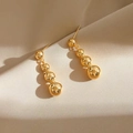 Detalle de pendientes colgantes dorados con esferas de metal pulido sobre tela de seda - Chapado en Oro de 18K / Dorado