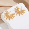 Goldene Sonnenblumen-Ohrringe im Vintage-Stil auf weißem Stein und beigem Seidenstoff - 24K / Gold
