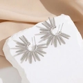 Minimalistische silberne Sonnenblumen-Ohrstecker mit strukturierter Textur im Vintage-Stil - 24K / Silber