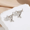 Silberne geometrische Dreiecksohrringe mit Metallperle im minimalistischen Stil - Platiniert / Silber