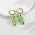 Pendientes de aro bañados en oro de 18k con dijes de peces en esmalte verde - Pez Verde (E1118-lv)