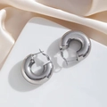 Minimalistische silberfarbene geometrische hohle C-Creolen mit poliertem Metallic-Finish - Groß (3.9*3.9) / Silber