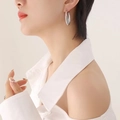 Polished silver U-shaped teardrop earrings worn by a model for a modern minimalist style - 18K Gold / Silver