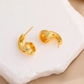Vista dettagliata di orecchini a C placcati oro 18K con decori testurizzati su pietra - 18K / Oro