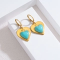 Boucles d'oreilles cœur en turquoise et plaqué or 18 carats avec petits détails en croix - Cœur avec Croix (Style I)