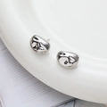 Orecchini minimalisti in argento a forma di ciottolo con finitura a specchio su un vassoio - Oro 18K / Argento