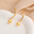 Eleganti orecchini a goccia placcati oro 18K presentati su un piatto di ceramica - Oro 18K / Oro
