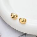 Dettaglio di orecchini a chicco d'oro minimalisti con una finitura lucida a specchio - Oro 18K / Oro