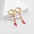 Goldene Creolen mit weißer Perle und rosa Korallenzweig-Anhänger im Meeres-Stil - Roter Korallen-Stil