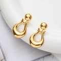 Dettaglio di orecchini a ferro di cavallo placcati in oro 18k con finitura lucida - Oro