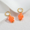 Pendientes de oro de 18k estilo océano con dijes de tortuga naranja en aros minimalistas - Tortuga Rojo Naranja (E1120-juhong)