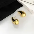 Minimalistische vergoldete Tropfenohrringe mit strukturierter Innenkante und Glanz - Goldenes Wassertropfen-Stil (A0823A) / 18K Gold