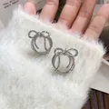 Élégantes boucles d'oreilles nœud papillon argentées au design géométrique minimaliste - Argenté