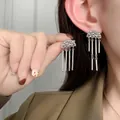 Silberne gehämmerte Halbkreis-Ohrringe mit langen geometrischen Kettenquasten - 18K Platiniert / Silber (A0803B)