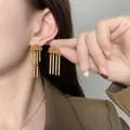 Elegante goldfarbene Quastenohrringe mit Hammerschlag-Textur und langen Kettenfransen - 18K Vergoldet / Gold (A0803B)