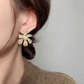Orecchini a fiore in oro 18k con perle e zirconi scintillanti indossati da modella - Oro (A0604A)