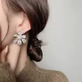 Orecchini a fiore placcati in oro 18 carati con perle e cristalli su un modello - Argento (A0604A)
