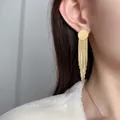 Elegante goldene Quasten-Ohrringe mit runden geometrischen Steckern am Ohr getragen - Gold(A0713B)