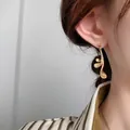 Boucles d'oreilles notes de musique plaquées or 24K avec zircons portées - 24K / Or (A0718A)