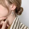 Boucles d'oreilles feuilles en argent avec zircone et plaqué or 24 carats sur modèle - 24K / Argent (A0718A)