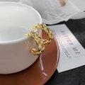 Elegantes pendientes de aro dorados en forma de C con eslabones sobre taza de cerámica - Dorado (A0730B)