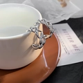 Primer plano de pendientes de cadena plateados en forma de C en el borde de una taza - Plata (A0730B)