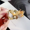 Orecchini a cerchio a fiore dorati con texture martellata e perle bianche da donna - Oro (A0925A)