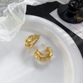 Pendientes de aro en C dorados de tres capas con remaches de estilo punk minimalista - 24K / Dorado